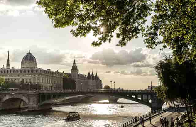 女士时尚穿搭夏装技巧(女士套装夏装时尚款)