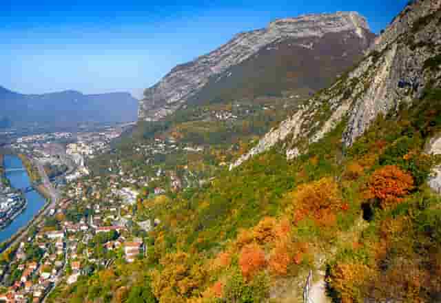 干练时尚的西装穿搭技巧(女生西装时尚穿搭)